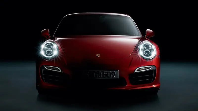 Brillano per più di mezzo chilometro e non abbagliano: Porsche ha introdotto i fari a LED più potenti